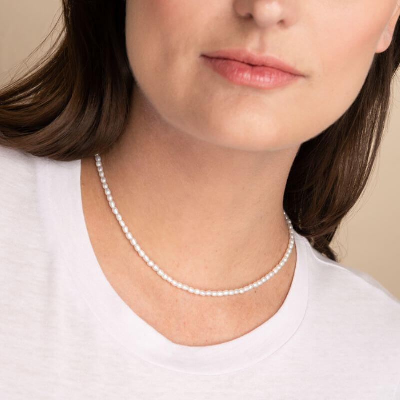 gift guide for mom, tiny pearl necklace from mejuri