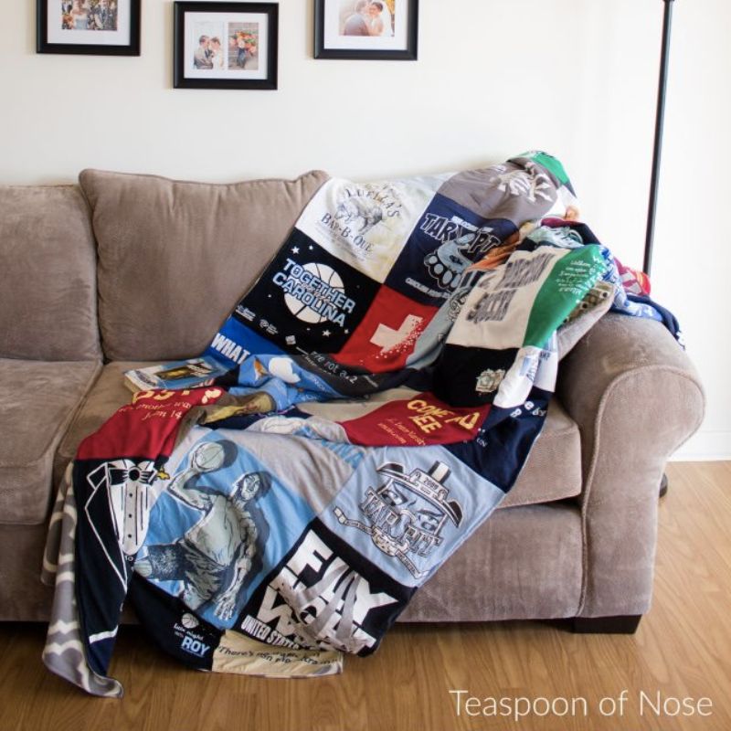 recycle clothes - DIY project t-shirt comforter