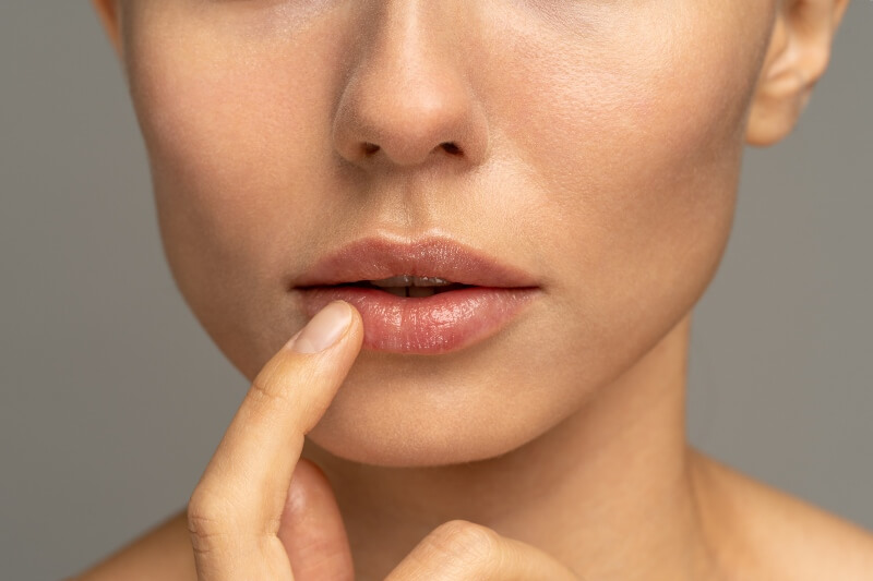 apply natural skincare ingredient on chapped lips