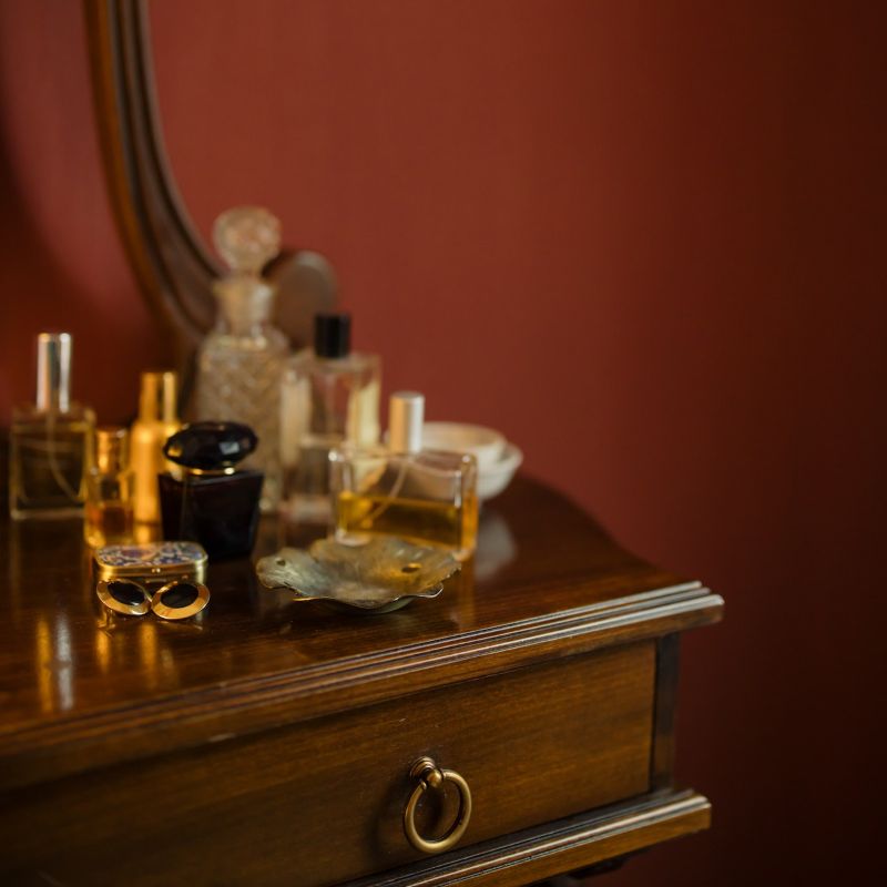 perfume-kept-on-a-table-how-to-store-your-perfume